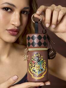 HARRY POTTER X SHEIN 1個 PU皮革霍格華茲學校徽章印花硬幣包，附毛球裝飾，可存放硬幣、口紅、面紙、鑰匙，適合女性、男性和學生，附扣環可掛在包包上，魔法主題 - 棕色 - 查看 1