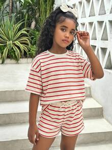 SHEIN Tween女孩夏季新款休閒度假日常穿著藍白紋理條紋寬鬆短袖T恤與短褲套裝 - 紅色 - 查看 7