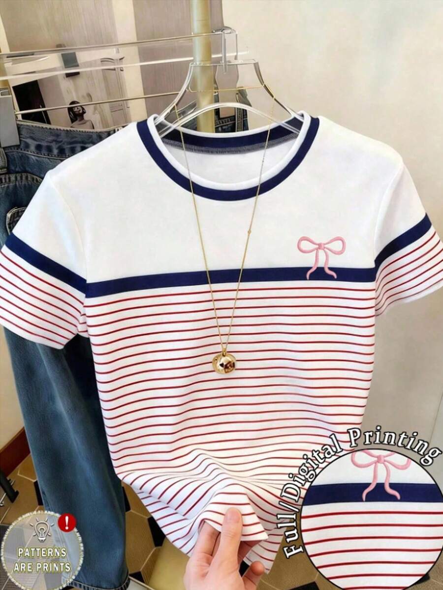 SHEIN 青少年女孩極簡時尚經典學院風紅白條紋粉色蝴蝶結印花深藍對比領短袖T恤修身版上衣適合日常、派對、購物、校園及其他場合夏季百搭上衣 - 彩色 - 查看 1