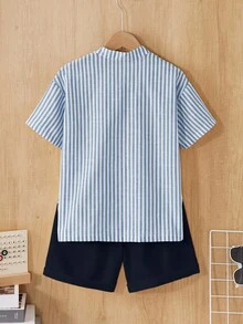 SHEIN Vintaside Kids 男童休閒通勤紋理條紋面料立領襯衫與色織條紋短褲套裝，舒適時尚 2 件套穿搭 - 藏蓝色 - 查看 2