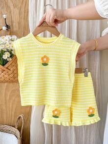 SHEIN Vintaside Kids 2件組 嬰幼女童 0-3歲 春夏休閒日常度假 紋理針織黃色條紋荷葉袖圓領T恤上衣與短褲 海島度假夏季海灘套裝 - 黃色 - 查看 4