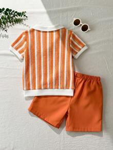 SHEIN Playful Pals 2件組小男孩夏季復古條紋紋理短袖 Polo 衫 + 休閒短褲套裝，適合日常外出、幼兒園、家庭旅行等場合 - 橘色 - 查看 2