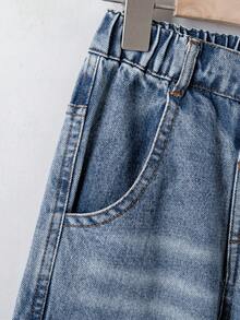 SHEIN Genkimix Kids 男童牛仔工裝褲，四季休閒街頭風，淺藍色水洗磨損效果，多口袋設計，彈性腰帶 + 寬鬆大腿版型，舒適柔軟細棉牛仔面料，適合日常穿搭，可搭配T恤和衛衣，返校、日常出行、學校、聚會、外出，春夏熱銷款兒童休閒牛仔褲 - 中等水洗藍 - 查看 7