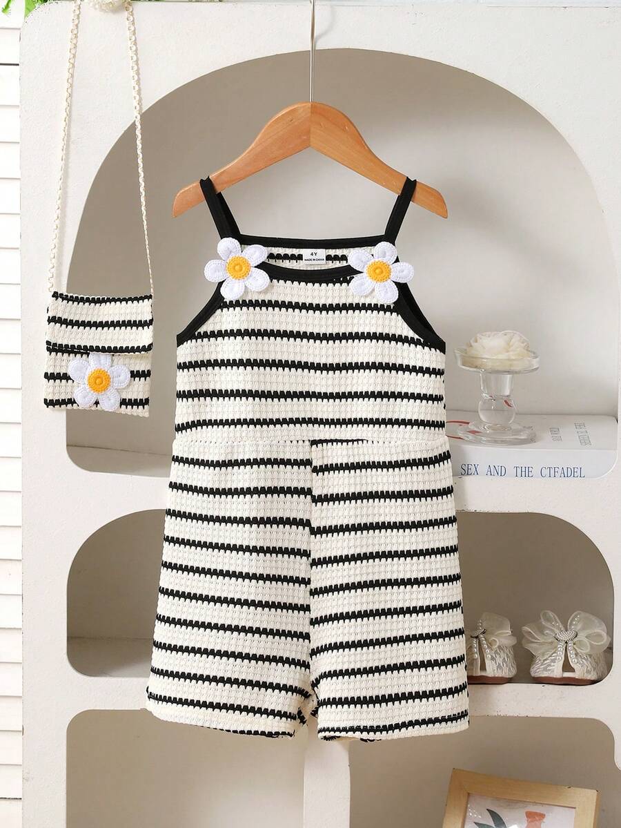 SHEIN Vintaside Kids 女童夏季新款彩色鉤編彈性波浪條紋無袖修身連身褲,附肩帶與花朵裝飾,搭配精緻花卉斜挎包,甜美可愛度假海灘連身褲套裝 - 黑與白 - 查看 1
