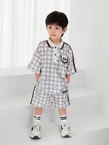 SHEIN 男童 2 件装男童休闲格子皇冠印花拼色胶带贴饰短袖 Polo 衫和短裤套装适合春夏季上学、聚会、居家和度假 - 卡其色 - 查看 1