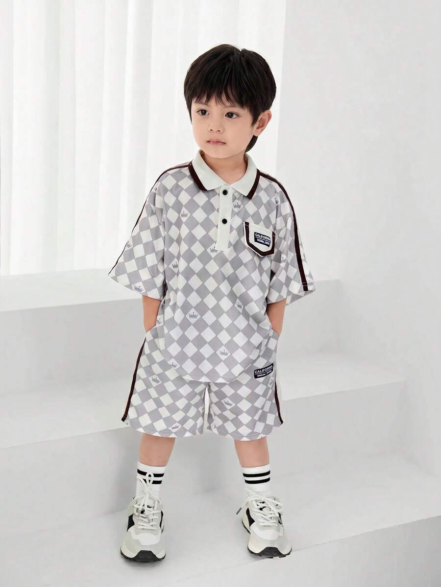 SHEIN 男童 2 件装男童休闲格子皇冠印花拼色胶带贴饰短袖 Polo 衫和短裤套装适合春夏季上学、聚会、居家和度假 - 卡其色 - 查看 1