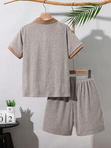 SHEIN Set 2pcs/Set Kemeja Polo Lengan Pendek Kerah Lipat Longgar Polos dan Celana Pendek, Pakaian Kasual untuk Berpergian, Sekolah, Sehari-hari, Olahraga, Cocok untuk Musim Semi/Panas - MultiWarna - View 3
