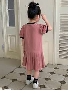 Dazy Kids 少女圓領對比飾邊百褶字母印花休閒日常外出洋裝 - 粉色 - 查看 6