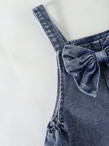 SHEIN Playful Pals 女童牛仔吊帶褲，四季休閒百搭款，復古中藍色牛仔布，胸前3D蝴蝶結設計，褲腿白色蝴蝶結印花，時尚寬鬆直筒牛仔吊帶褲，面料柔軟舒適，適合日常出遊、上學、通勤，新款四季女童牛仔吊帶褲 - 中等水洗藍 - 查看 7