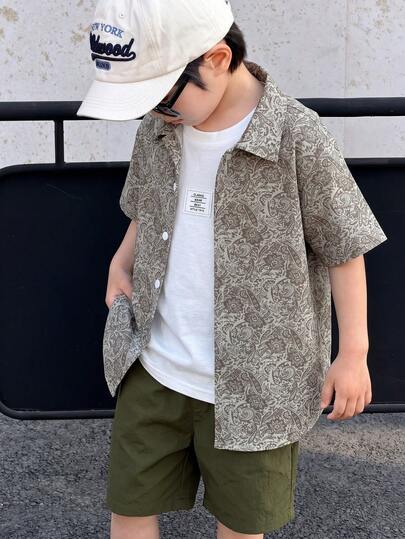 SHEIN 3 piezas/Set Conjunto versátil de 3 piezas para niño joven, camisa de manga corta a cuadros, camiseta blanca con estampado, pantalones cortos de mezclilla azul, adecuado para uso diario, deportes, salidas, vacaciones, escuela, fiesta, festival, actuación, fotografía