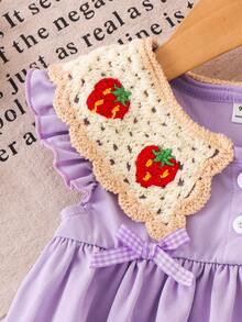 SHEIN Playful Pals 春夏女童紅色洋裝，無袖設計，蕾絲飾邊領口搭配3D草莓刺繡與格紋蝴蝶結裝飾，甜美可愛風格，適合外出、日常穿著、派對等多種場合 - 紫色 - 查看 6