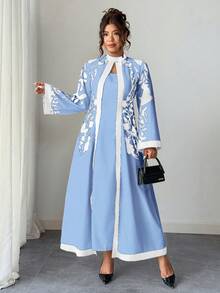 Rometta 大尺碼女款 1 件優雅度假風印花半高領喇叭袖修身長洋裝 - 藍白色 - 查看 5