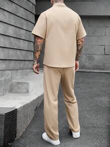 Manfinity CasualCool 男士純色單排扣短袖襯衫與長褲休閒日常七分褲套裝 - 卡其色 - 查看 2