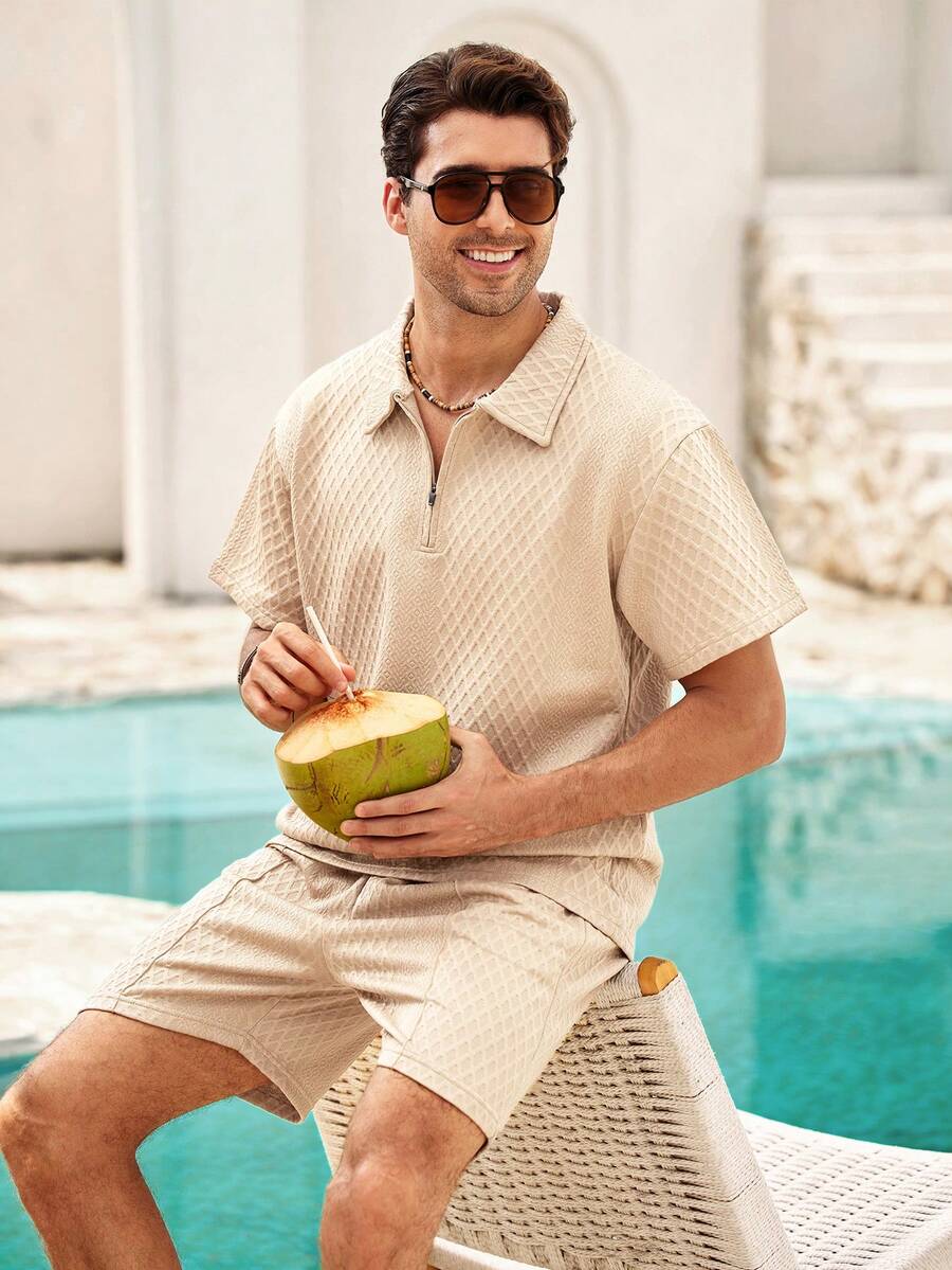 Mercer Haus 男士卡其色短袖 Polo 衫和抽绳短裤两件套，Polo 衫采用菱形纹理拉链设计，短裤采用松紧腰带，面料透气顺滑，提花材质，沙滩度假风格，是夏季出行的理想之选。 - 卡其色 - 查看 1