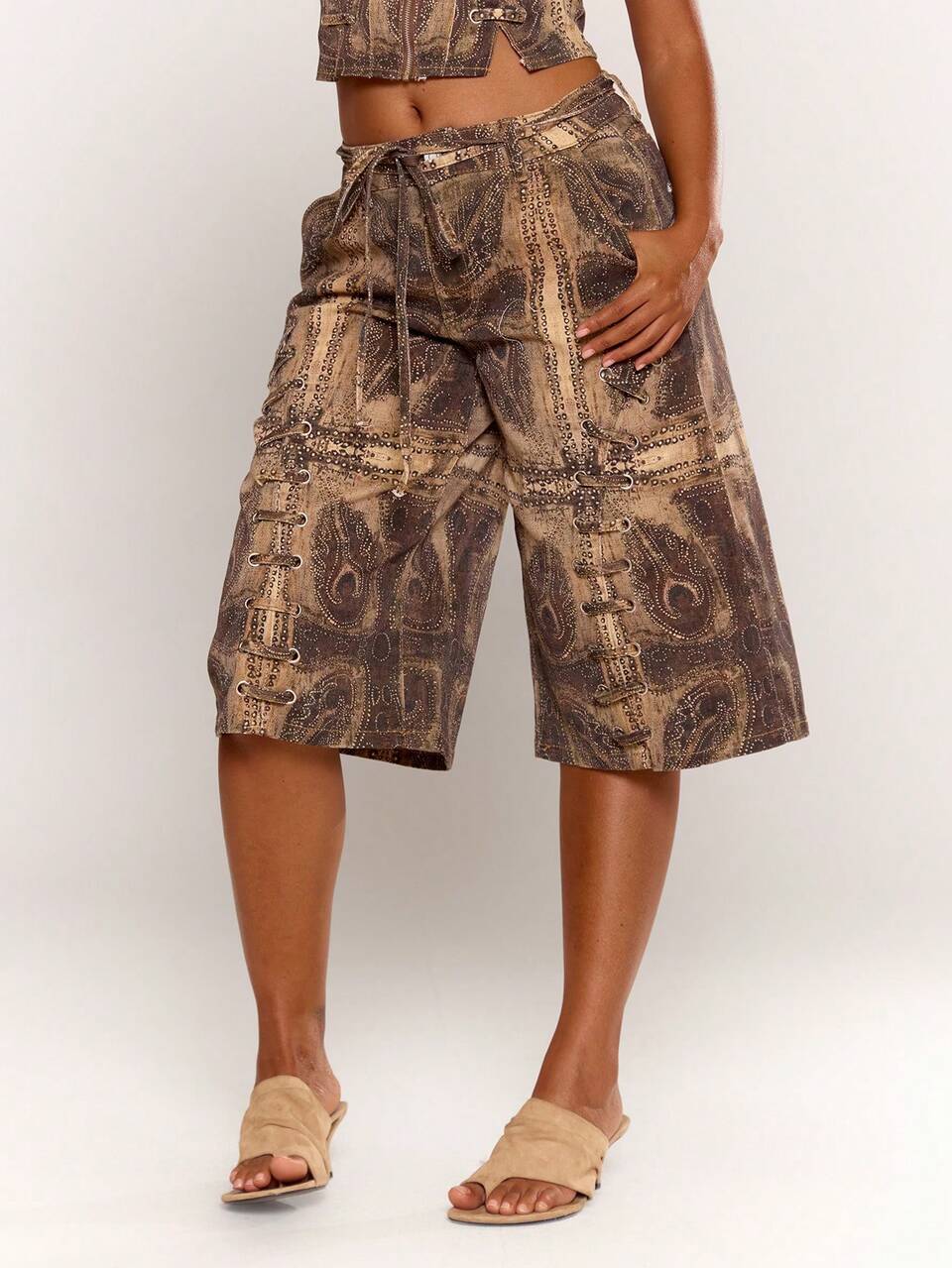 Bedruckte Cargo-Jorts mit Schnürdetails und Bindegürtel, sommerlich, lässig für Alltag, Social, süß, Urlaub, Ferien, Festival und Rave
