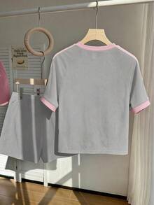 SHEIN Set Kaos Anak Perempuan (Ukuran Besar), Gaya Sporty, Kombinasi Warna Pink dan Hijau Tua, Set Kaos Lengan Pendek dan Celana Pendek, Desain Longgar dan Pas untuk Musim Panas, Kain Ringan, Cocok untuk Aktivitas Sehari-hari, Olahraga Santai, atau Acara Khusus. - Grey - View 2