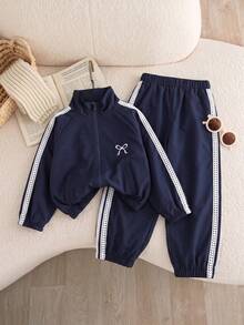 SHEIN Genkimix Kids 2件組女孩 2025 春/秋新款 防風布料蝴蝶結刺繡休閒時尚愛心編織帶裝飾立領拉鍊上衣與休閒長褲可愛甜美套裝 - 藏蓝色 - 查看 4