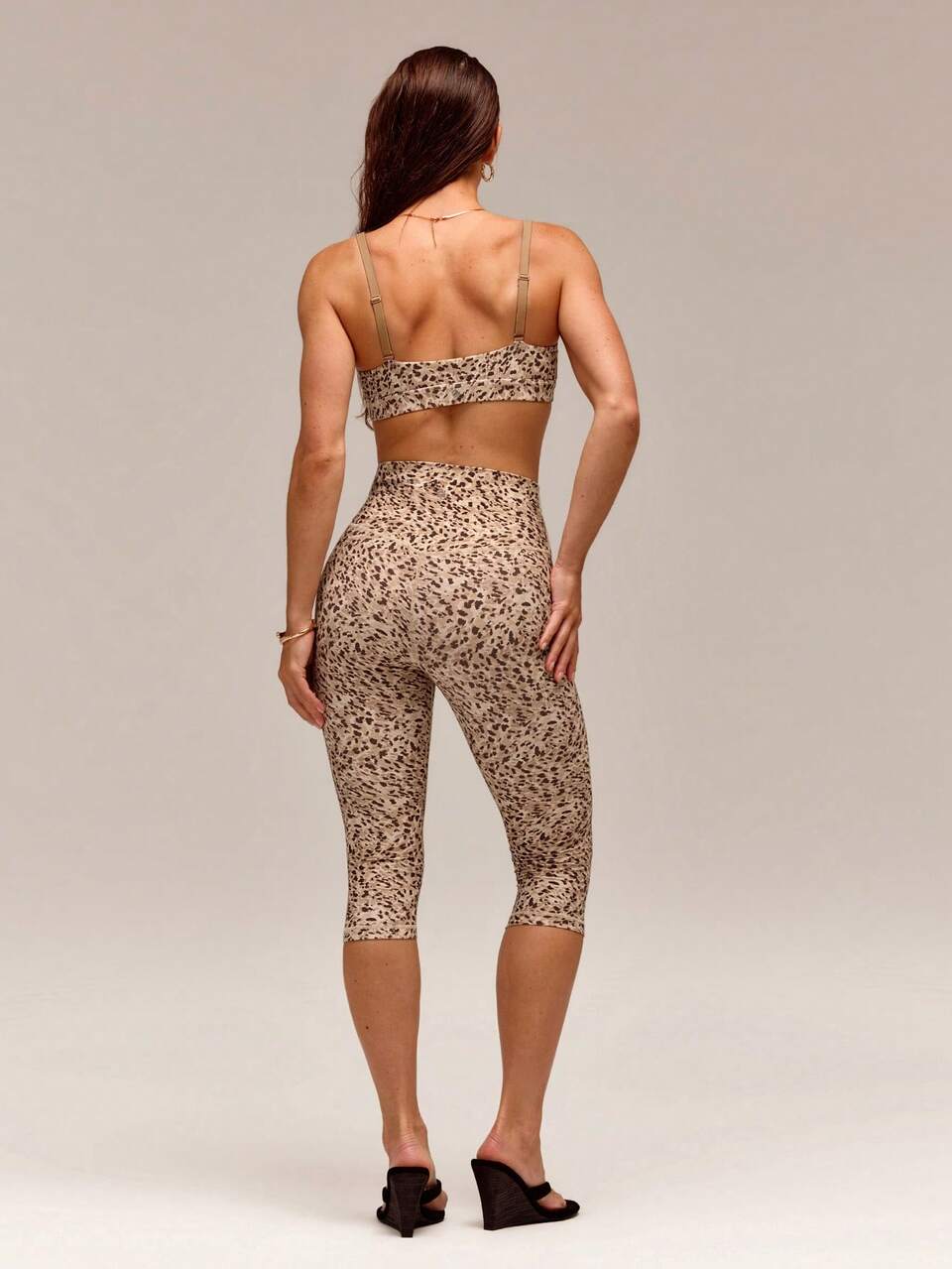 17" FeatherFit™ Crossover Waist Front Special Seam Cutie Capri Leggings Low Impact Yoga Pilates Studio Daily