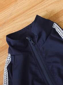 SHEIN Genkimix Kids 2件組女孩 2025 春/秋新款 防風布料蝴蝶結刺繡休閒時尚愛心編織帶裝飾立領拉鍊上衣與休閒長褲可愛甜美套裝 - 藏蓝色 - 查看 6