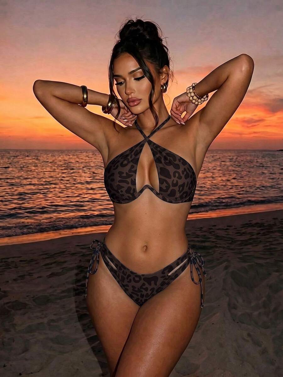 Swim SXY 春夏豹紋鋼圈可拆式胸墊非聚攏交叉肩帶掛脖露背上衣,搭配側開衩隧道繫繩三角比基尼泳褲,休閒度假風女款兩件式泳衣套裝 - 彩色 - 查看 1