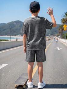 SHEIN 2件組青少年男孩休閒舒適足球印花紮染布料圓領套頭短袖寬鬆T恤與紮染短褲套裝，運動服，Y2K套裝，基礎上衣，基礎下裝，SS26，夏季上衣，夏季短褲，夏季穿搭，夏季衣著，適合春夏，戶外穿著，情人節，約會，旅行，度假，家庭聚會，返校，婚禮季，晚會，運動，生日派對 - 灰色 - 查看 3