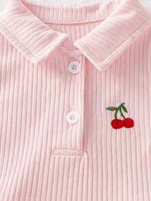 Genkimix Kids 女童櫻桃刺繡無袖 Polo 上衣與牛仔裙 2 件套，夏季新品，可愛休閒甜美風，柔軟親膚螺紋上衣 + 淺藍水洗櫻桃刺繡牛仔裙，彈性高腰 A 字版型，夏季穿搭，度假風，海灘週末 - 粉色 - 查看 5