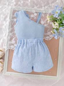 SHEIN Playful Pals 女嬰夏季優雅甜美單件羅紋不對稱肩帶設計，胸前飾有3D花朵裝飾，搭配粉色羅紋短褲套裝，適合拍照、街拍與旅行 - 藍色 - 查看 3