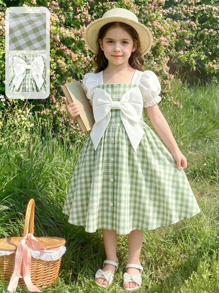 SHEIN Elladie kids 女童夏季新款绿白格纹蝴蝶结装饰连衣裙，法式方领泡泡袖设计，超大白色蝴蝶结和仿珍珠纽扣点缀，A字喇叭裙摆，柔软透气，复古乡村风，适合日常穿着、野餐、生日派对、拍照等各种场合，可爱又时尚，法式简约风，通勤穿搭，适合派对穿着，实用又时髦，充满海岛风情，适合海滩周末度假，是夏季的理想之选。 - 綠色 - 查看 1