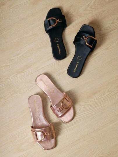 Paquete de 2 sandalias planas slip-on de moda para mujer con tira superior ancha cuenta con un detalle metálico decorativo que resalta el diseño.