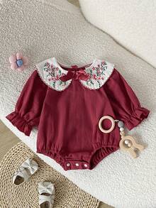 SHEIN Playful Pals 女嬰田園風刺繡娃娃大領結蝴蝶結可愛荷葉邊彈性袖口長袖連身褲 秋季 - 紅色 - 查看 3