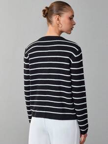 SHEIN 女款對比條紋鈕扣針織開襟衫圓領長袖毛衣 - 黑與白 - 查看 2