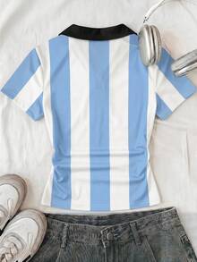 SHEIN EZwear 2026世界盃阿根廷足球隊女款POLO上衣T恤，對比領口與條紋袖設計，復古學院風經典時尚青春街頭風，親膚舒適面料，比賽日運動時尚足球球衣 - 白色 - 查看 2