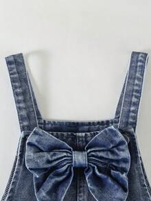 SHEIN Playful Pals 女童牛仔吊帶褲，四季休閒百搭款，復古中藍色牛仔布，胸前3D蝴蝶結設計，褲腿白色蝴蝶結印花，時尚寬鬆直筒牛仔吊帶褲，面料柔軟舒適，適合日常出遊、上學、通勤，新款四季女童牛仔吊帶褲 - 中等水洗藍 - 查看 5