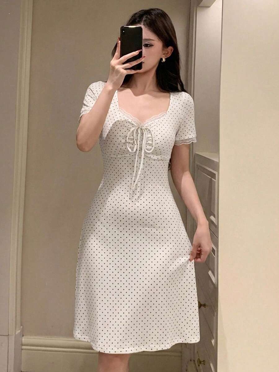 DAZY 蕾絲拼接波點滿版印花抓皺腰短袖短洋裝 夏季女款睡裙睡衣 - 白色 - 查看 1