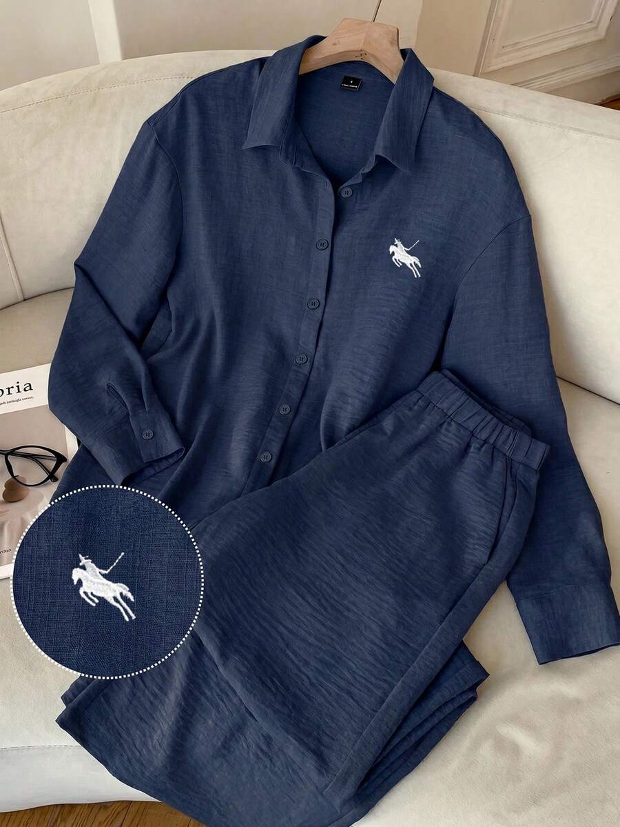 SHEIN EZwear 海軍藍編織騎士刺繡休閒長袖襯衫與長褲套裝 - 藏蓝色 - 查看 1