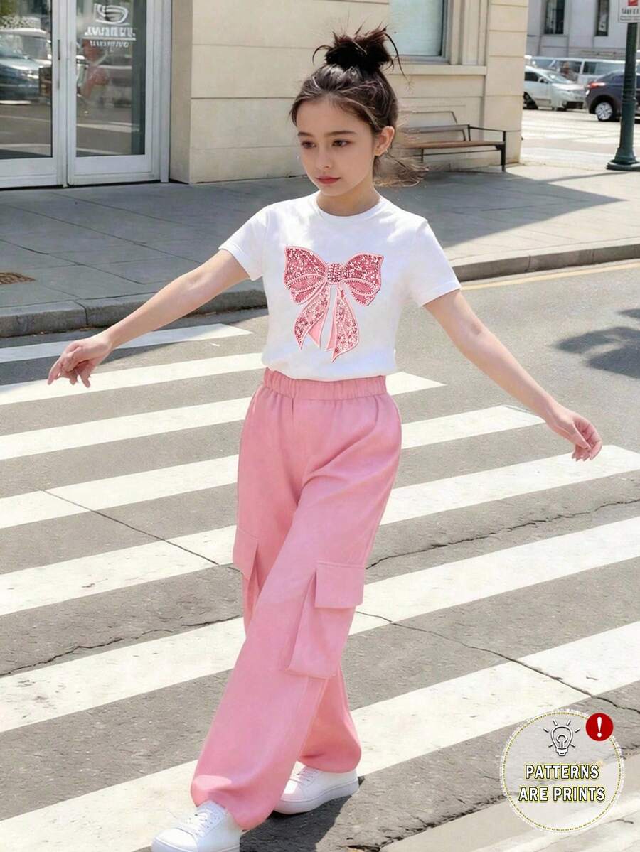 SHEIN 1套女童Y2K風格街頭風極簡運動蝴蝶結印花圓領短袖櫻桃印花上衣與3D口袋工裝褲兩件套,適合度假、上學、外出、派對與運動穿著 - 粉色 - 查看 1