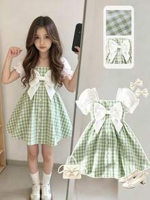 SHEIN Elladie kids 女童夏季新款绿白格纹蝴蝶结装饰连衣裙，法式方领泡泡袖设计，超大白色蝴蝶结和仿珍珠纽扣点缀，A字喇叭裙摆，柔软透气，复古乡村风，适合日常穿着、野餐、生日派对、拍照等各种场合，可爱又时尚，法式简约风，通勤穿搭，适合派对穿着，实用又时髦，充满海岛风情，适合海滩周末度假，是夏季的理想之选。 - 綠色 - 查看 10
