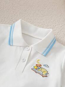 SHEIN Playful Pals 2件組男嬰休閒可愛熊圖案刺繡 Polo 領短袖上衣與淺洗藍色牛仔短褲套裝，適合春夏、戶外、室內、運動，舒適學院風 - 藍色 - 查看 6