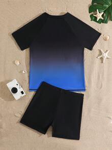 SHEIN 两件套青少年男童泳装，运动款，黑蓝渐变针织面料，短袖T恤+泳裤，时尚休闲运动风，适合游泳、夏季度假、海滩、泳池等场合。 - 黑色 - 查看 2