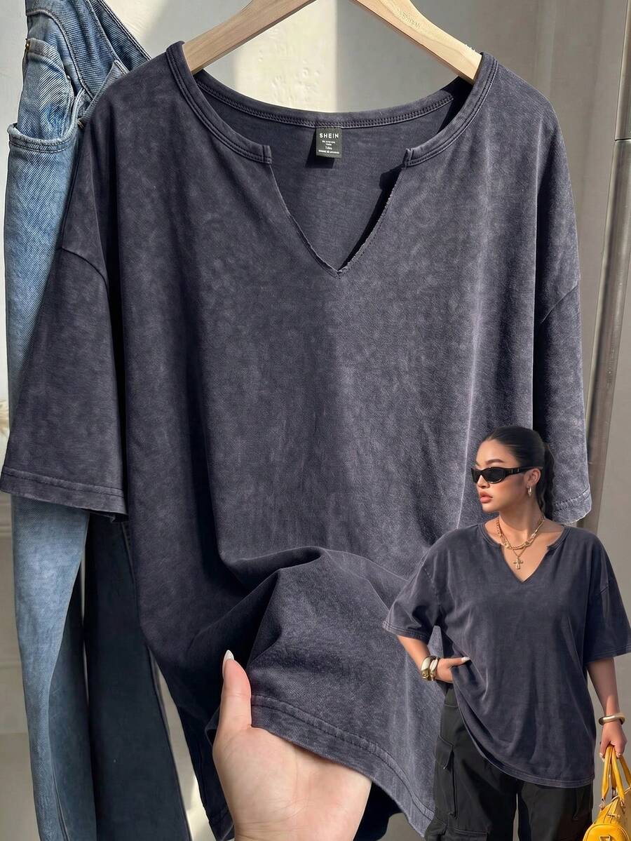 SHEIN EZwear 大尺碼春夏服飾 大尺碼春夏雪洗醋酸做舊巧克力棕色寬鬆短袖小V領大尺碼T恤棉質面料春夏服飾 - 藏蓝色 - 查看 1