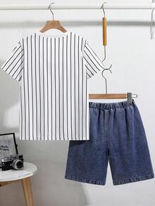 SHEIN 2件組兒童青少年男孩休閒百搭舒適印花圓領寬鬆短袖針織套頭T恤與丹寧梭織寬鬆短褲套裝，運動服，Y2K穿搭，適合春/夏，外出、情人節、約會、旅行、度假、家庭聚會、返校、婚禮季、晚會、運動、生日派對 - 白色 - 查看 3