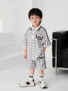 SHEIN 男童 2 件装男童休闲格子皇冠印花拼色胶带贴饰短袖 Polo 衫和短裤套装适合春夏季上学、聚会、居家和度假 - 卡其色 - 查看 4