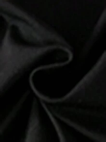 SHEIN 这款少女黑色修身不对称领长连衣裙，采用弹力垂坠面料，不对称领口饰有褶皱设计，并点缀金色海星，柔软舒适，适合多个季节穿着。褶皱剪裁，优雅的装饰，适合半正式/社交场合，穿着舒适自在，易于搭配，打造温柔青春的造型。 - 黑色 - 查看 8