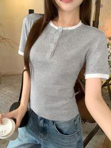 DAZY 女款對比色鈕扣設計短袖休閒T恤 夏季 - 灰色 - 查看 2