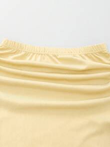 SHEIN 这款少女米色不对称领口修身长裙，采用弹性垂坠面料，不对称领口饰以金色海星，柔软面料适合多个季节穿着，修身褶皱设计，优雅的装饰适合休闲/社交场合，穿着舒适不束缚，易于搭配，打造温柔青春的造型。 - 黃色 - 查看 3