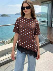 SHEIN 1件青少年女孩休閒時尚度假風圓領波點蕾絲下擺短袖T恤上衣，柔軟舒適面料，不對稱下擺蕾絲飾邊套頭設計，適合日常通勤、購物、度假與旅行 - 棕色 - 查看 3
