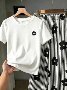 SHEIN Genkimix Kids 2件/套基礎休閒慵懶純色套裝，馬印花，不規則下擺，側面抓皺設計，圓領短袖T恤，搭配黃色條紋紋理布料直筒長褲套裝，適合日常/外出多種場合，春/夏/四季風格，幼女套裝，兒童日常舒適夏季穿搭，女童套裝 - 黑與白 - 查看 4
