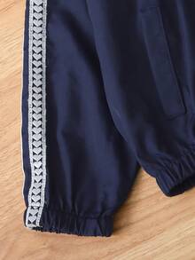 SHEIN Genkimix Kids 2件組女孩 2025 春/秋新款 防風布料蝴蝶結刺繡休閒時尚愛心編織帶裝飾立領拉鍊上衣與休閒長褲可愛甜美套裝 - 藏蓝色 - 查看 8