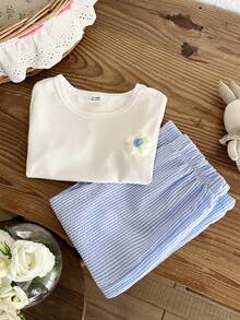 SHEIN 女嬰 0-3歲 夏季&秋季休閒風 2件/套外出套裝，3D花朵裝飾短袖簡約上衣&寬鬆條紋長褲。舒適衣著，適合戶外活動。 - 藍色 - 查看 8