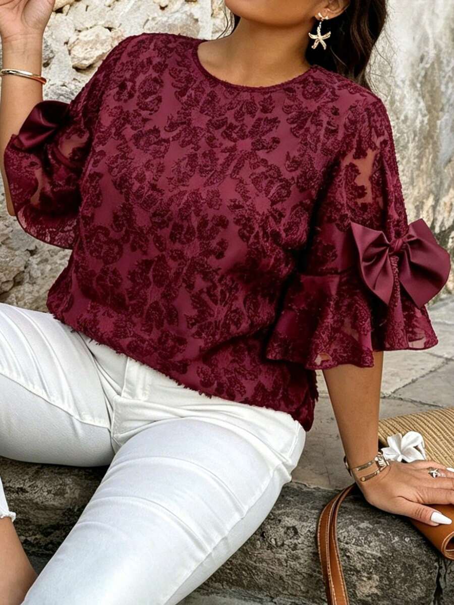 SHEIN LUNE 大尺碼女款春夏蝴蝶結裝飾荷葉袖半透緹花布料休閒襯衫 - 酒紅色 - 查看 1